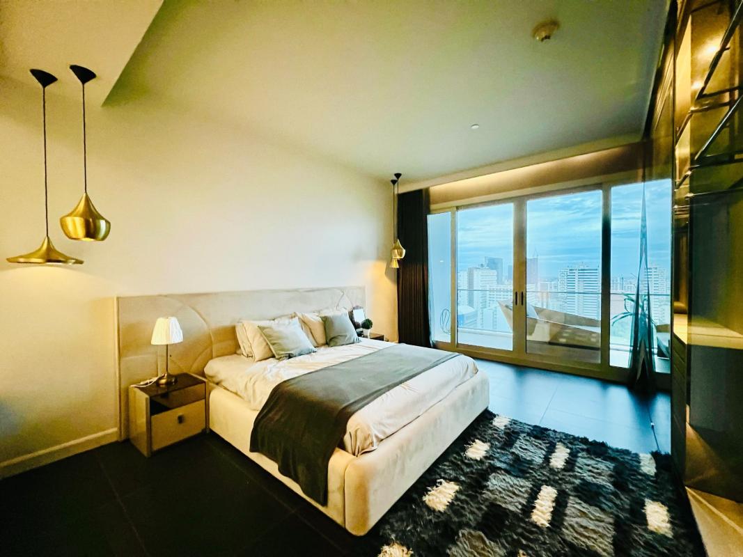 2-Bed Condo near the Park at 185 Rajadamri 3