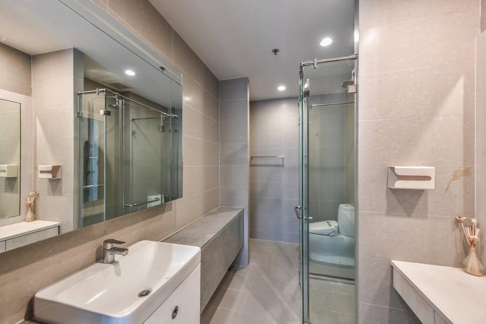 1-Bed Condo near BTS/MRT at Noble Ploenchit 6