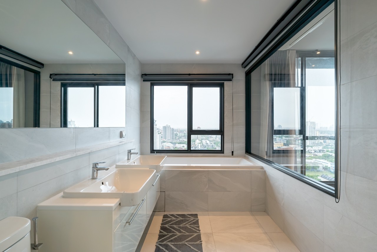 3-Bed Condo near BTS/MRT at Rhythm Ekkamai 15