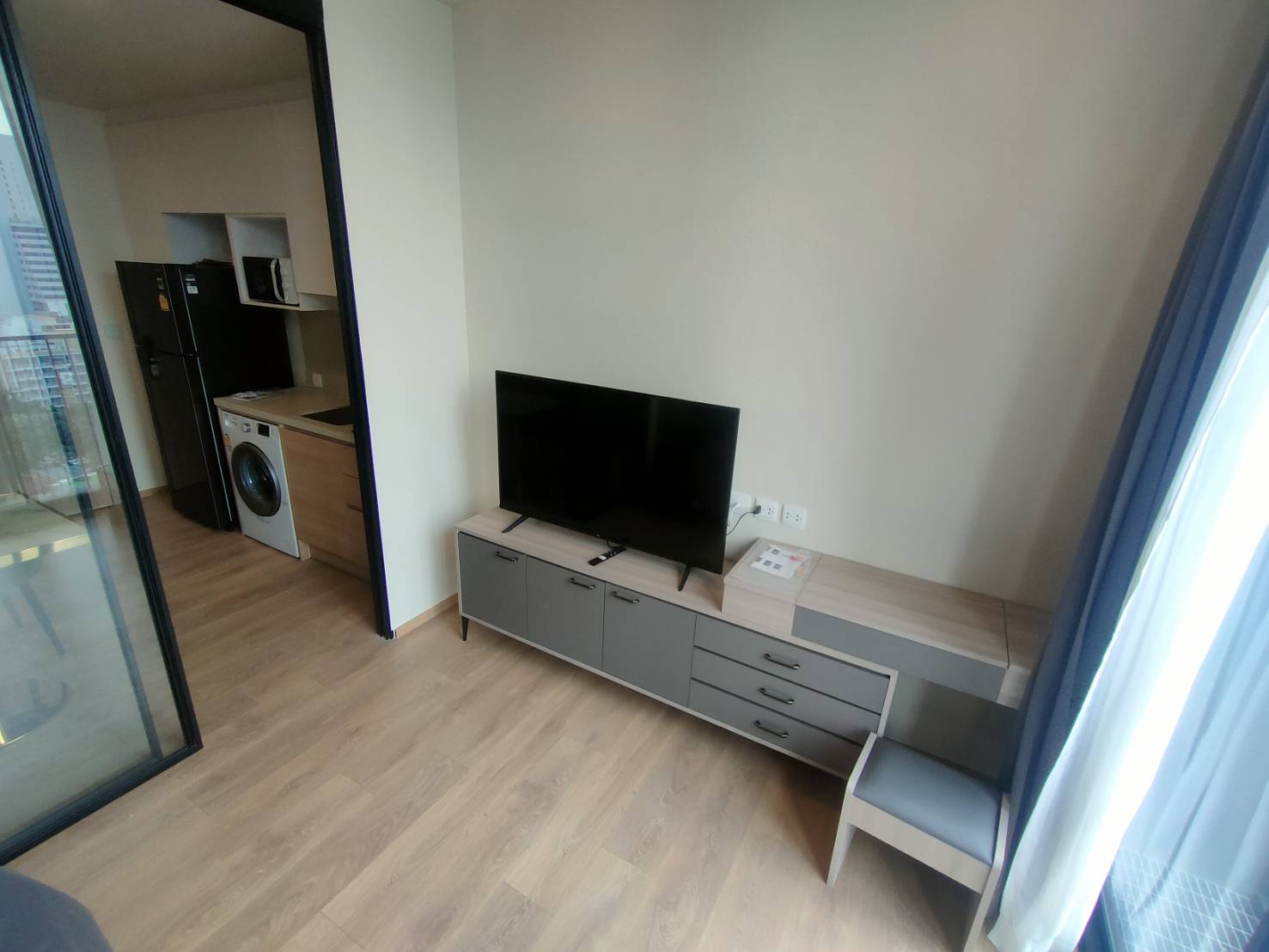 Condo Studio near the Park at Noble Around 33 3