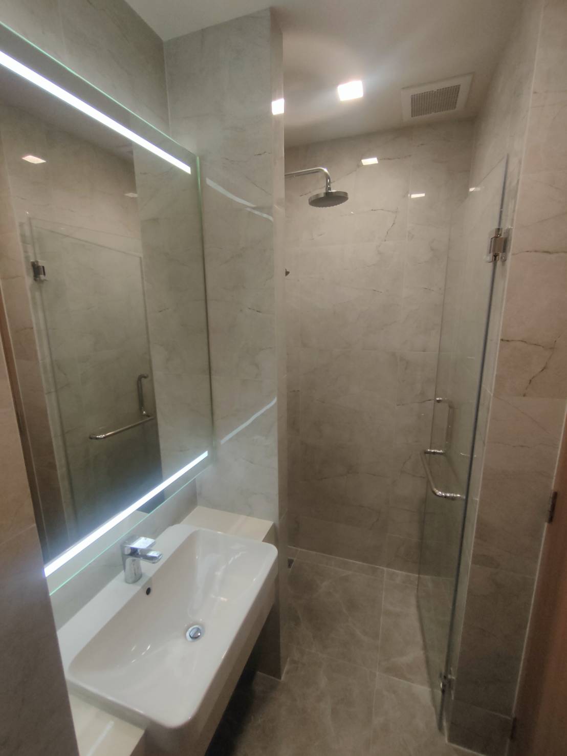 Condo Studio near the Park at Noble Around 33 6