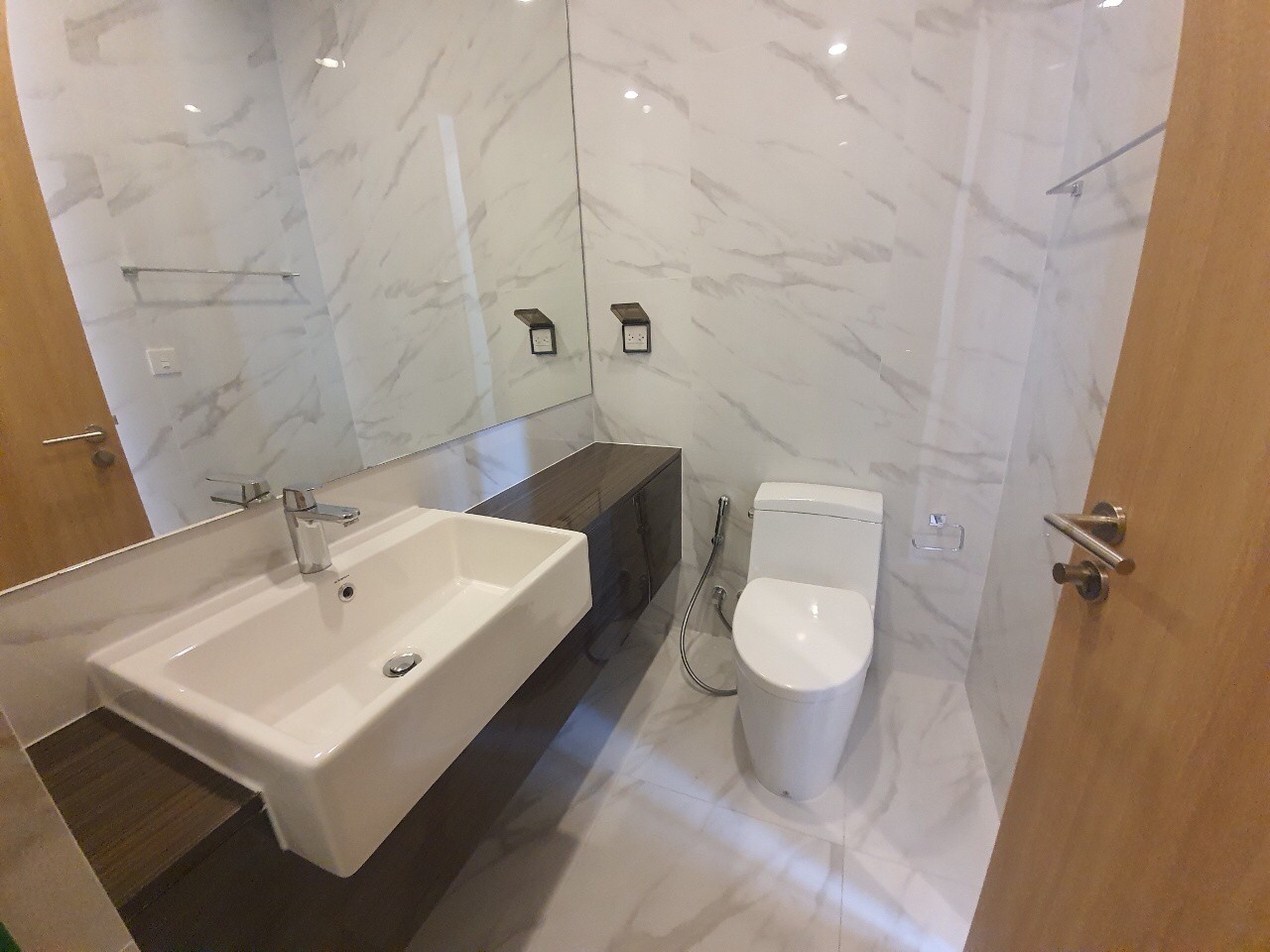 1-Bed Condo near BTS/MRT at Noble BE19 5