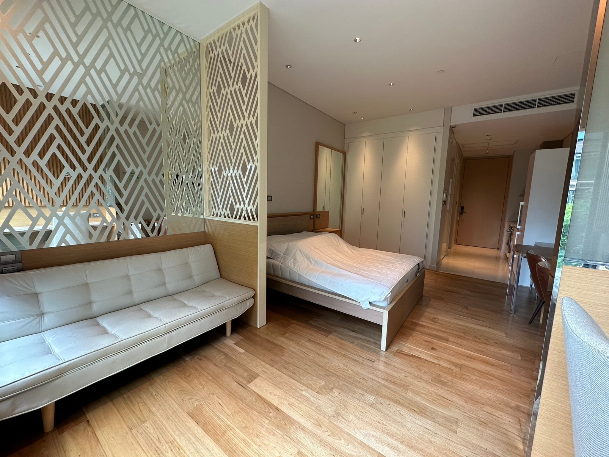 Condo Studio near BTS/MRT at Sindhorn Residence 2