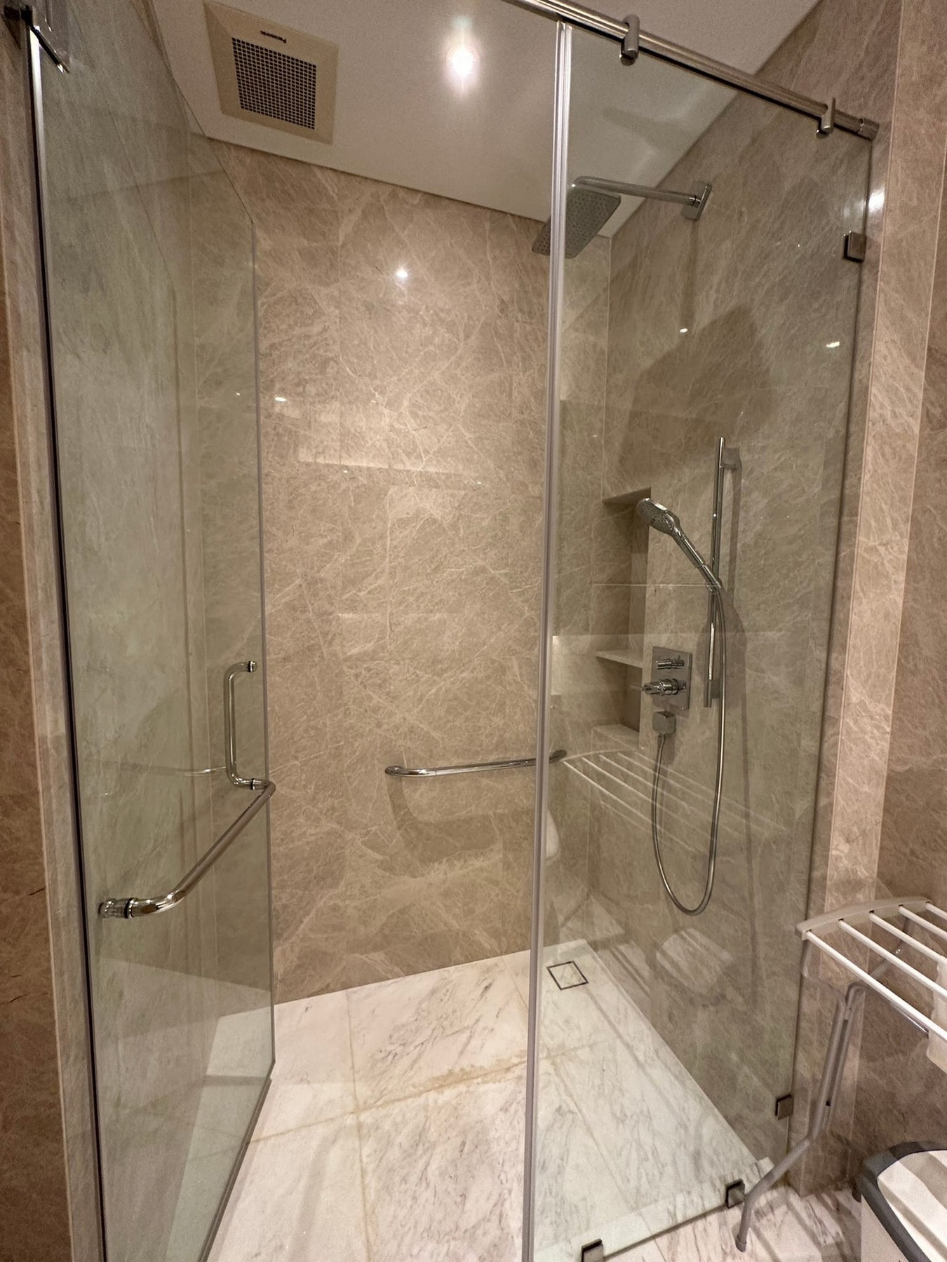 Condo Studio near BTS/MRT at Sindhorn Residence 9