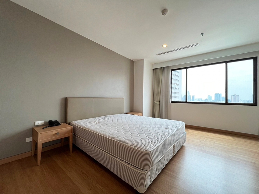 4-Bed Condo at Charoenjai Place 8