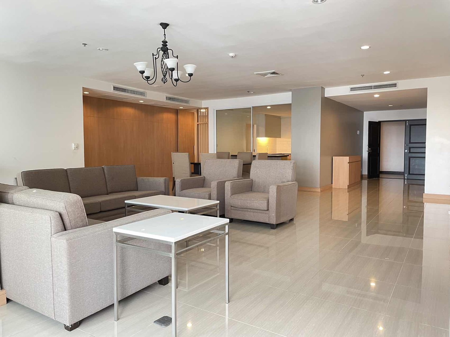 4-Bed Condo on High Floor at Charoenjai Place 2