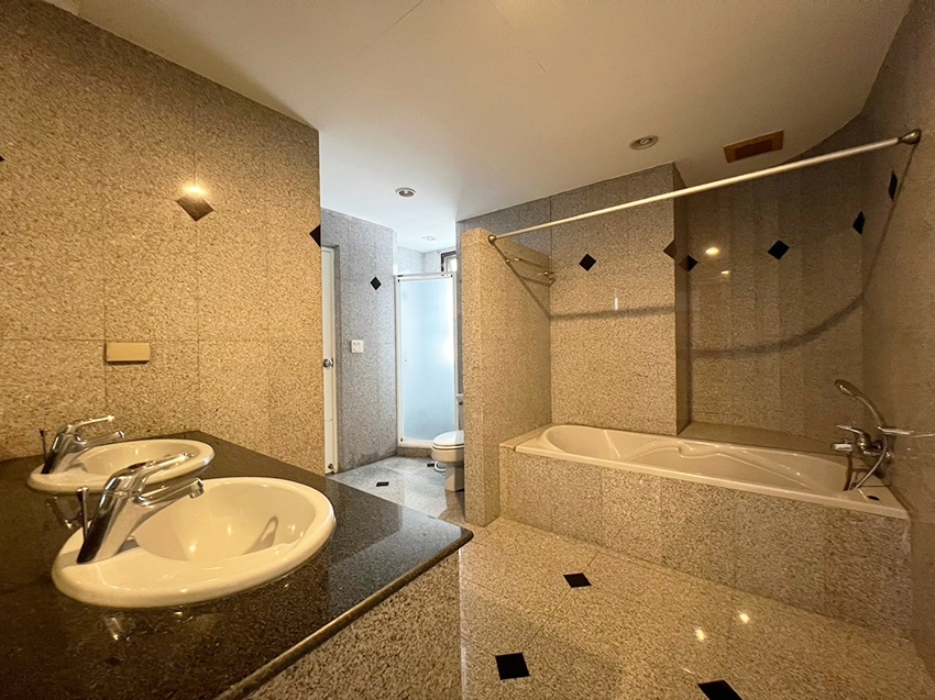 4-Bed Condo on High Floor at Charoenjai Place 11