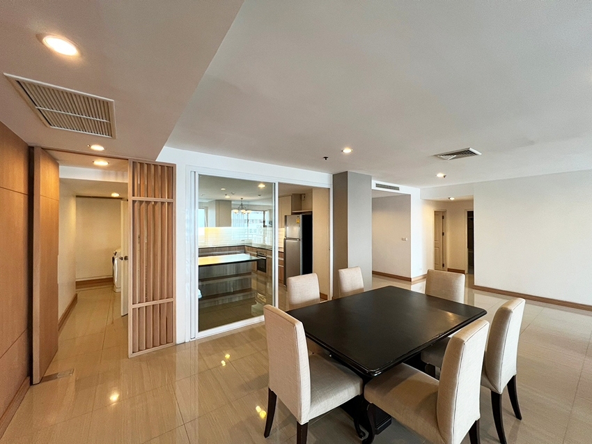 4-Bed Condo on High Floor at Charoenjai Place 3