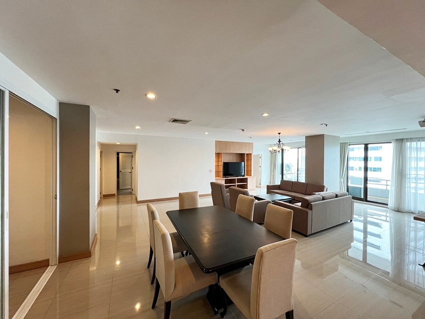 4-Bed Condo on High Floor at Charoenjai Place 4