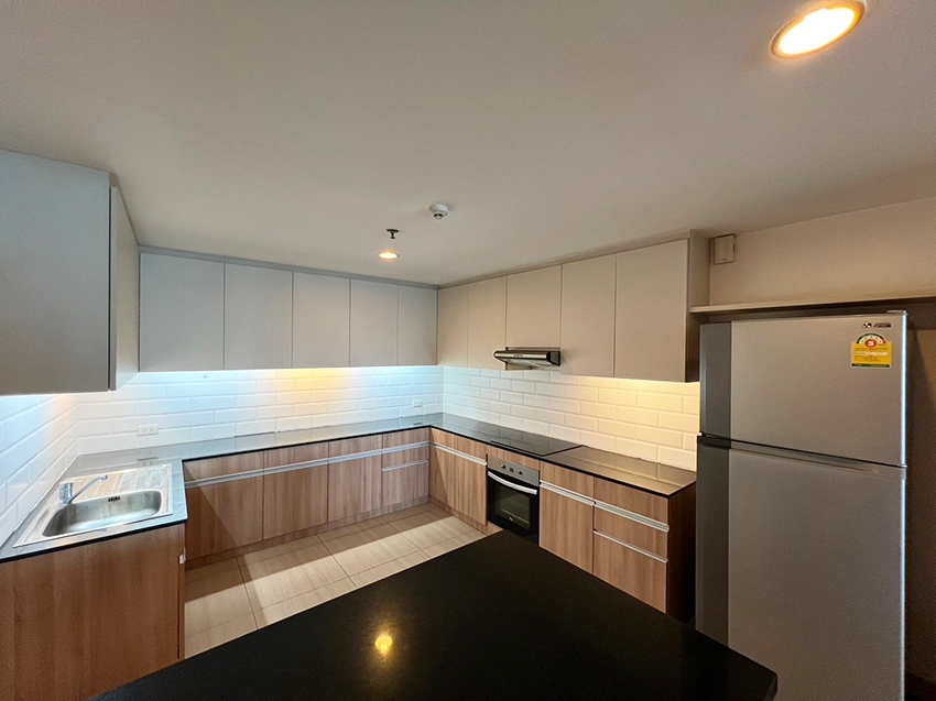 4-Bed Condo on High Floor at Charoenjai Place 6