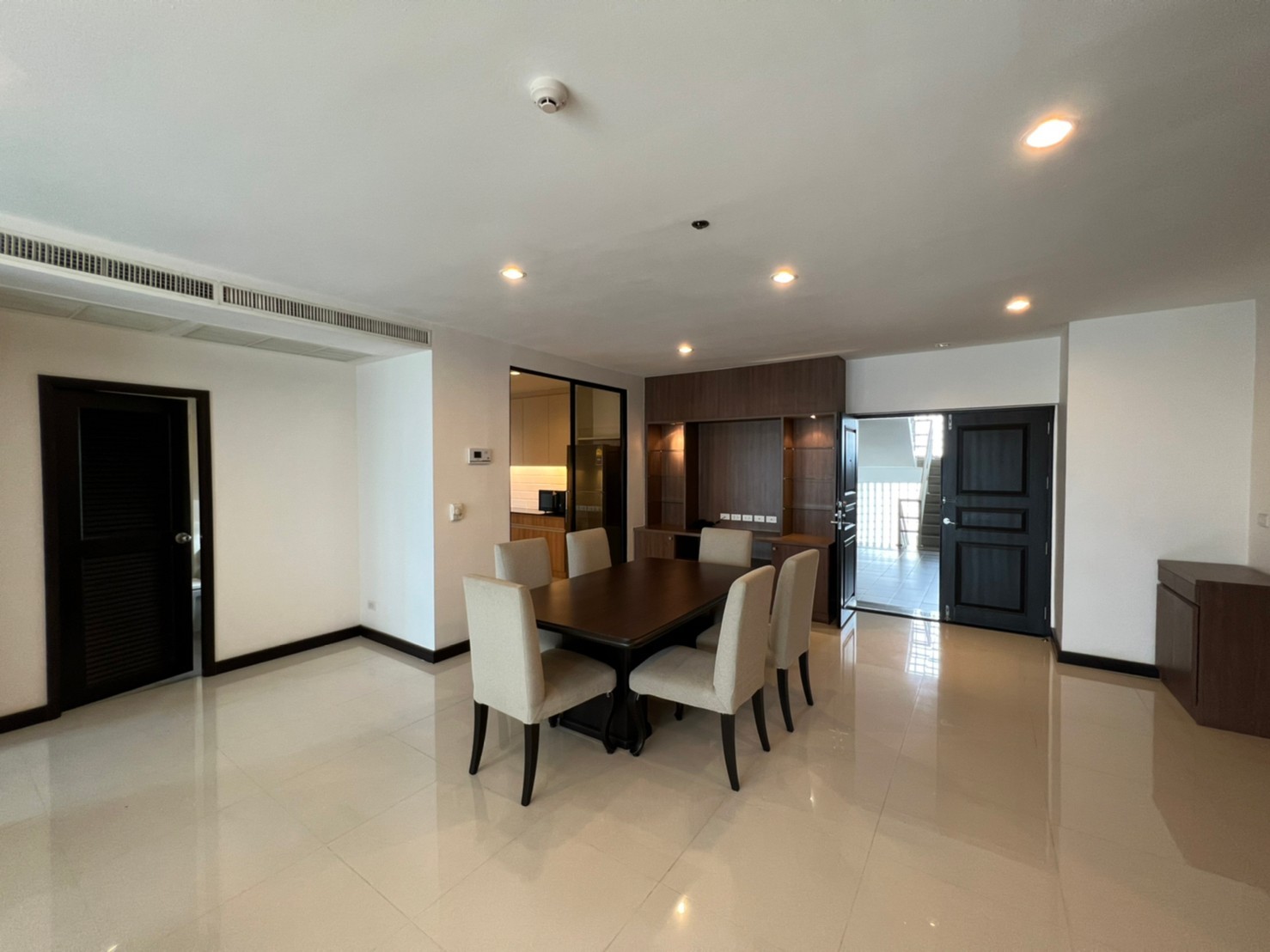 3-Bed Penthouse on High Floor at Charoenjai Place 6