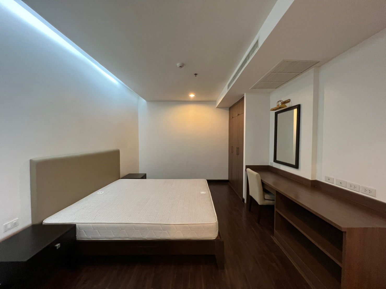 3-Bed Penthouse on High Floor at Charoenjai Place 7