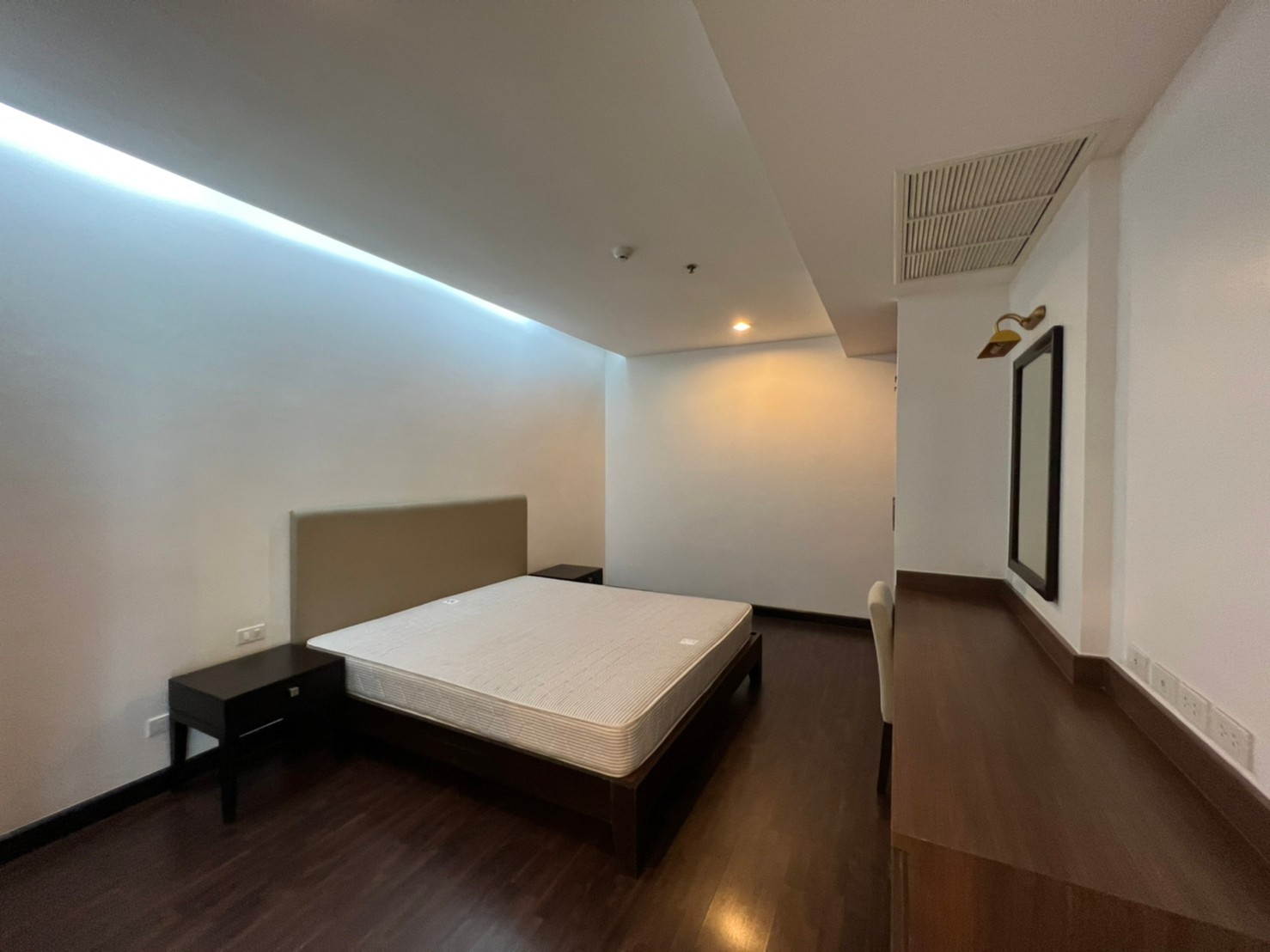 3-Bed Penthouse on High Floor at Charoenjai Place 8