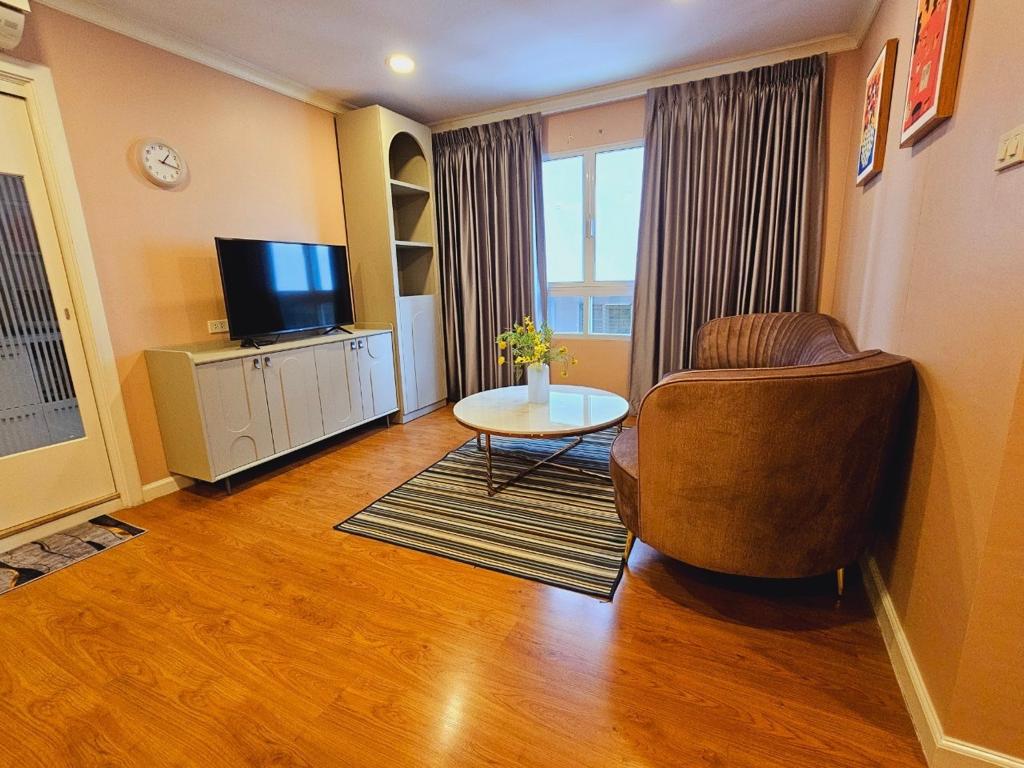 2-Bed Condo near BTS/MRT at Lumpini Suite Sukhumvit 41 4