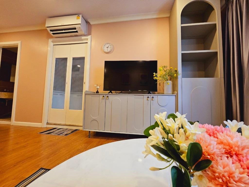 2-Bed Condo near BTS/MRT at Lumpini Suite Sukhumvit 41 8