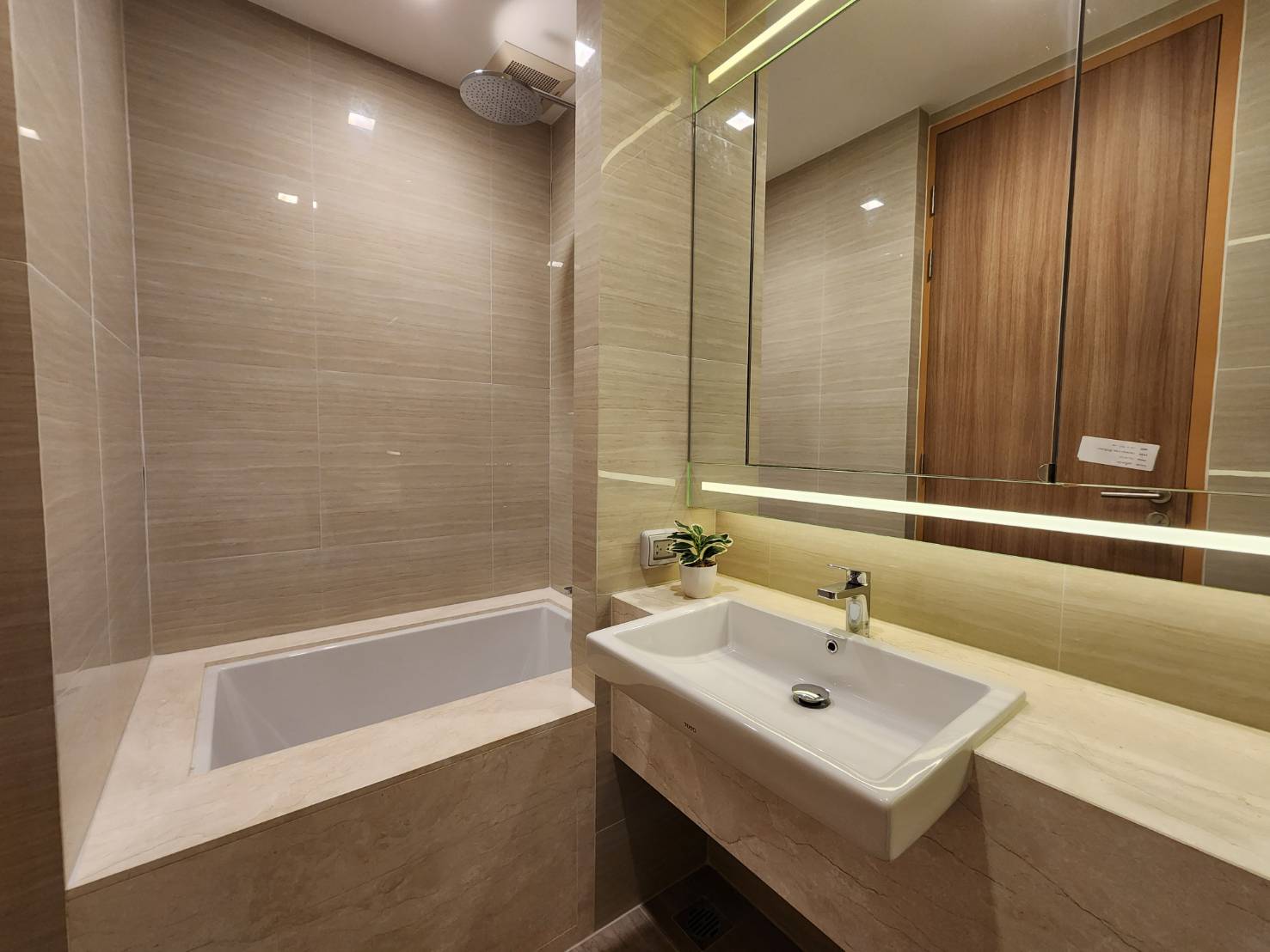 3-Bed Condo near BTS/MRT at Noble BE 33 14