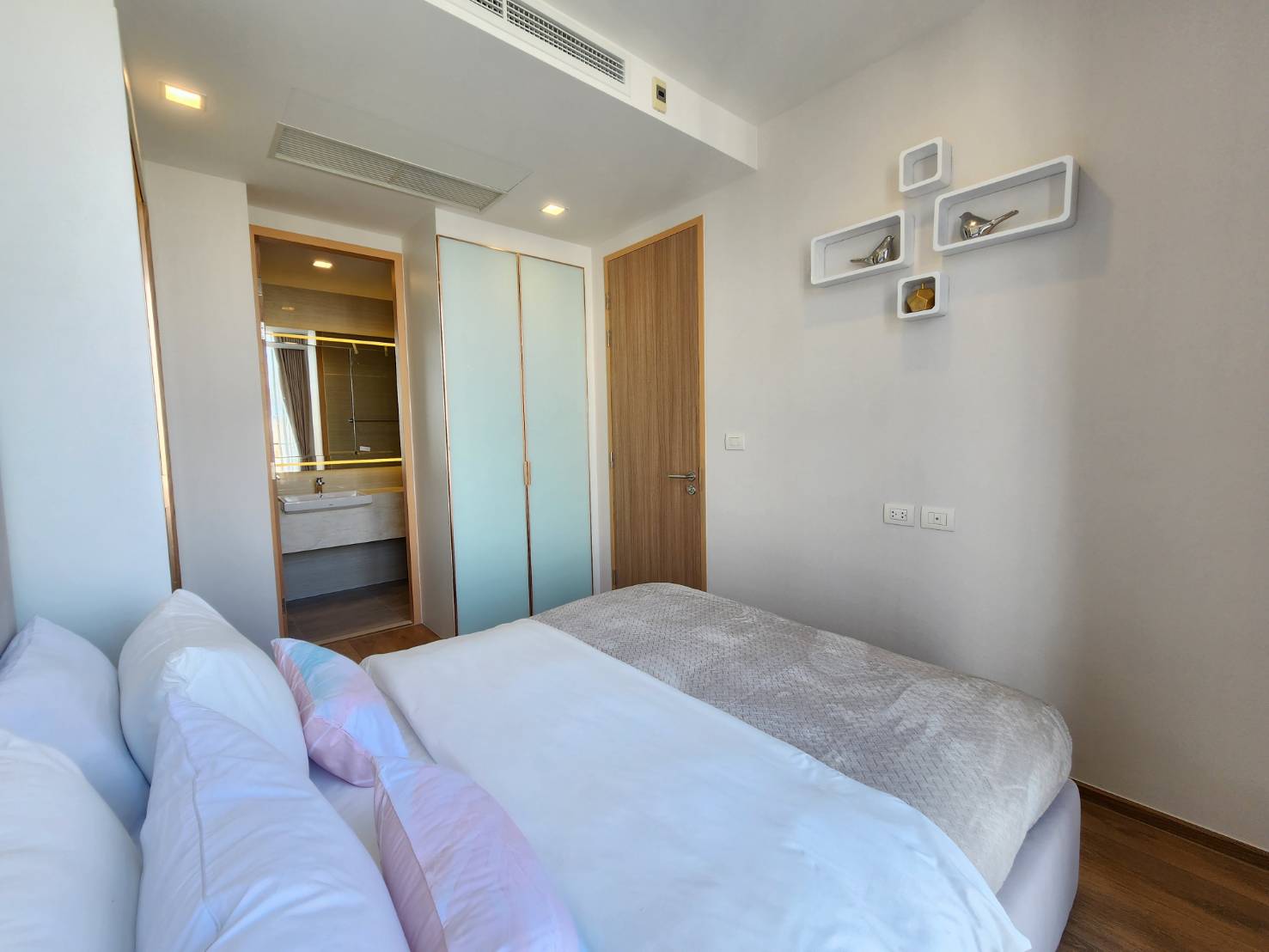 3-Bed Condo near BTS/MRT at Noble BE 33 10